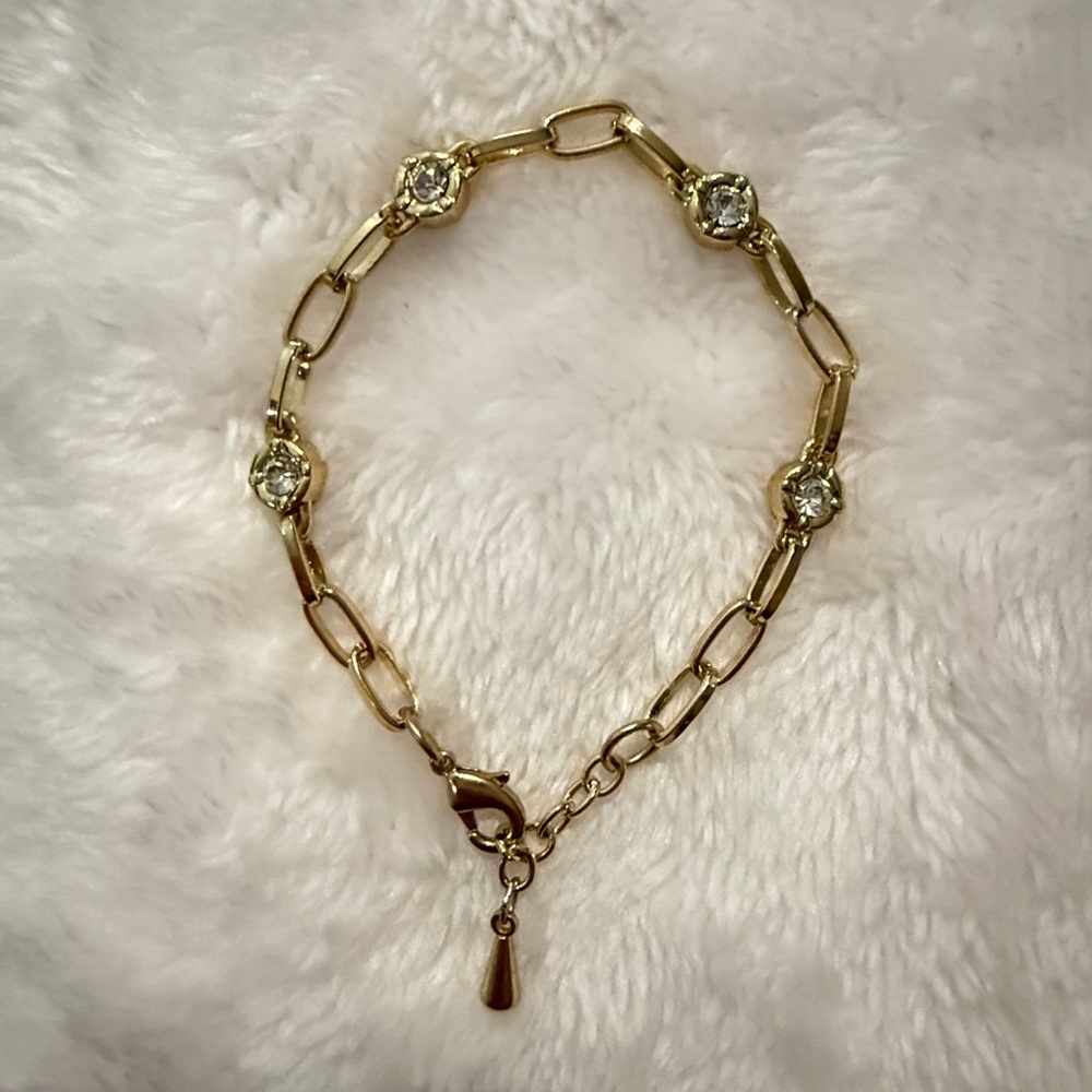 Elegant Gold Bracelet with Crystal Accents